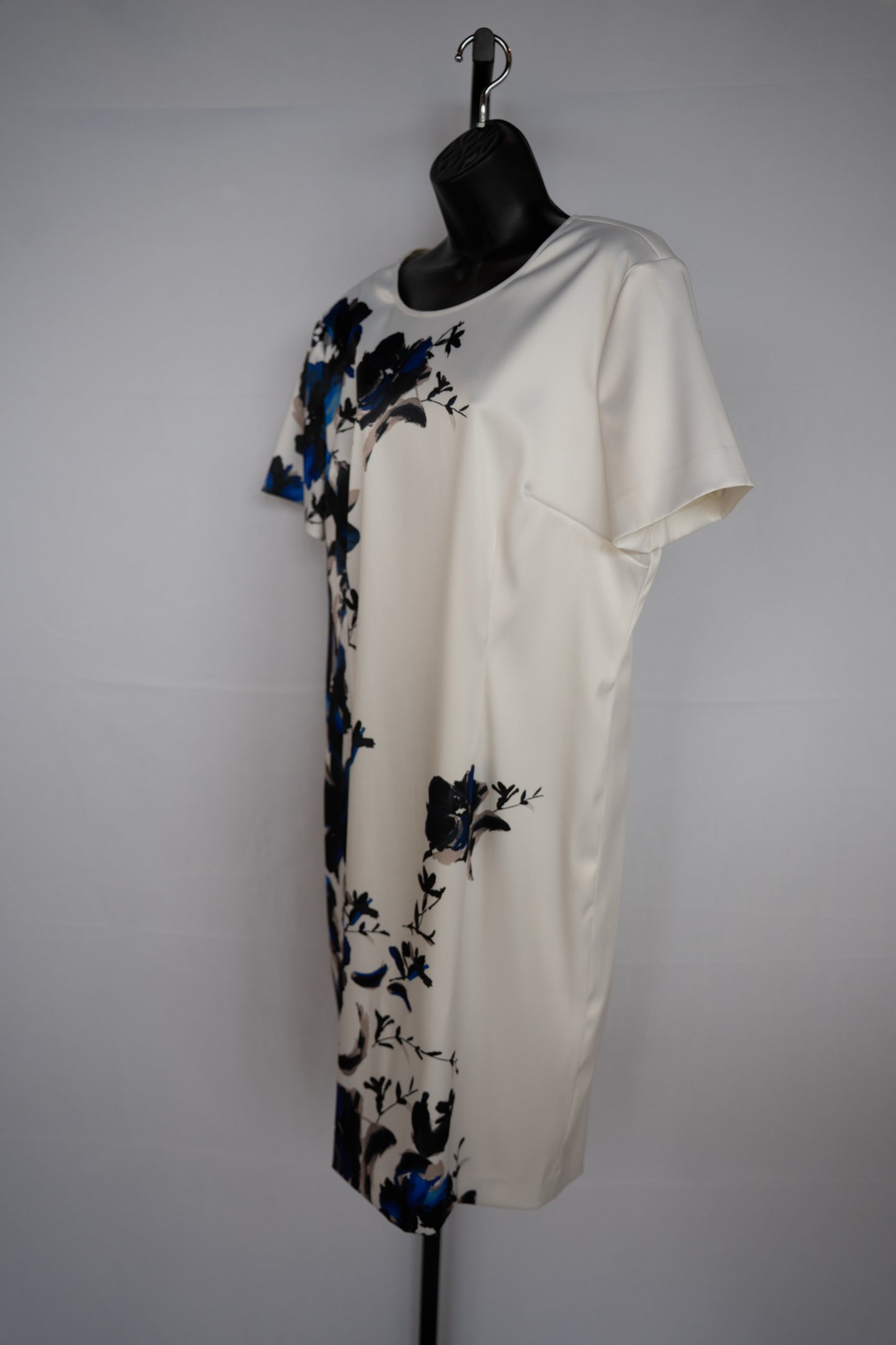 St. John White w/ Black & Blue Floral Print Short Sleeve Knee-Length Dress