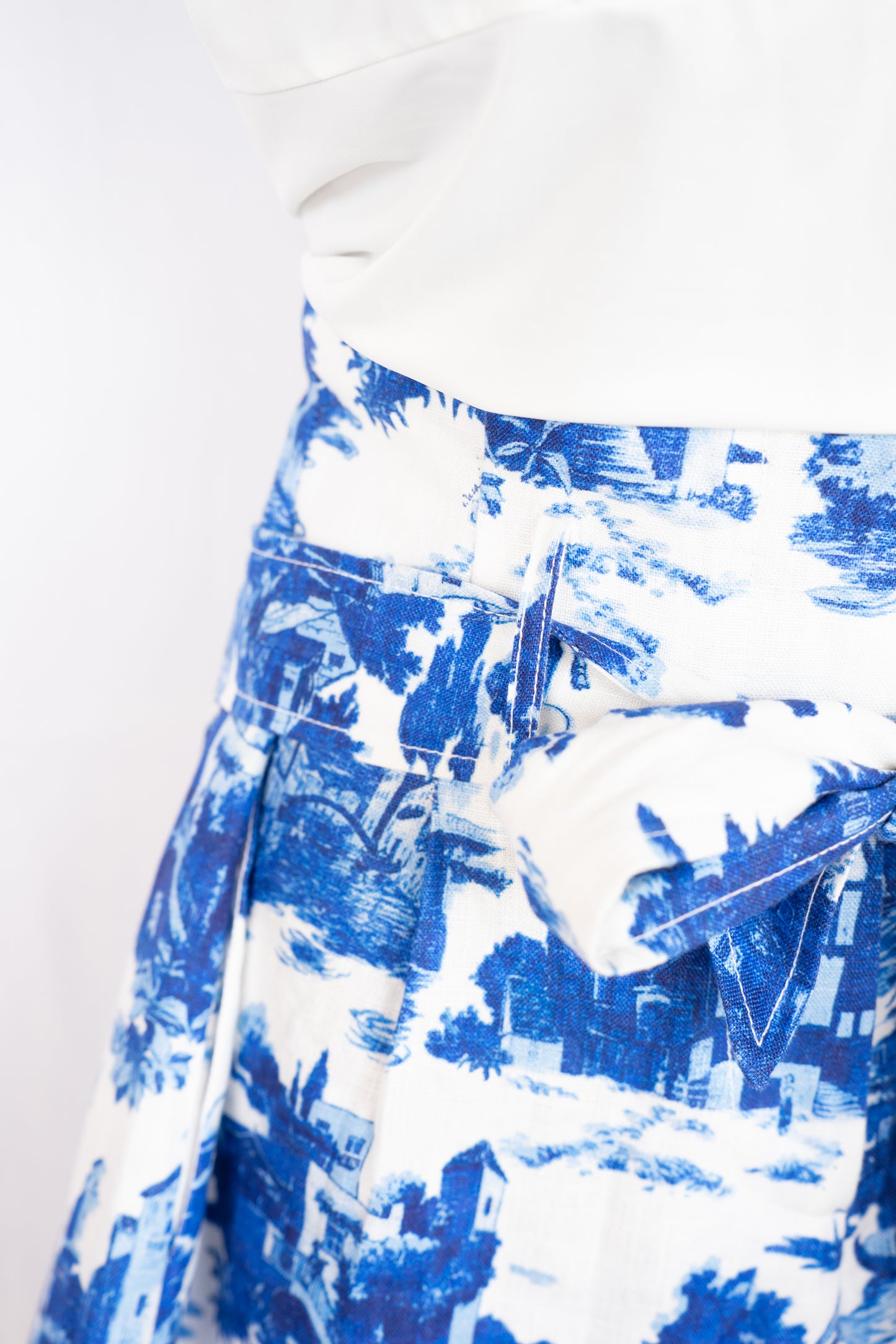 Cara Cara White & Blue Print Paper Bag Shorts NWT