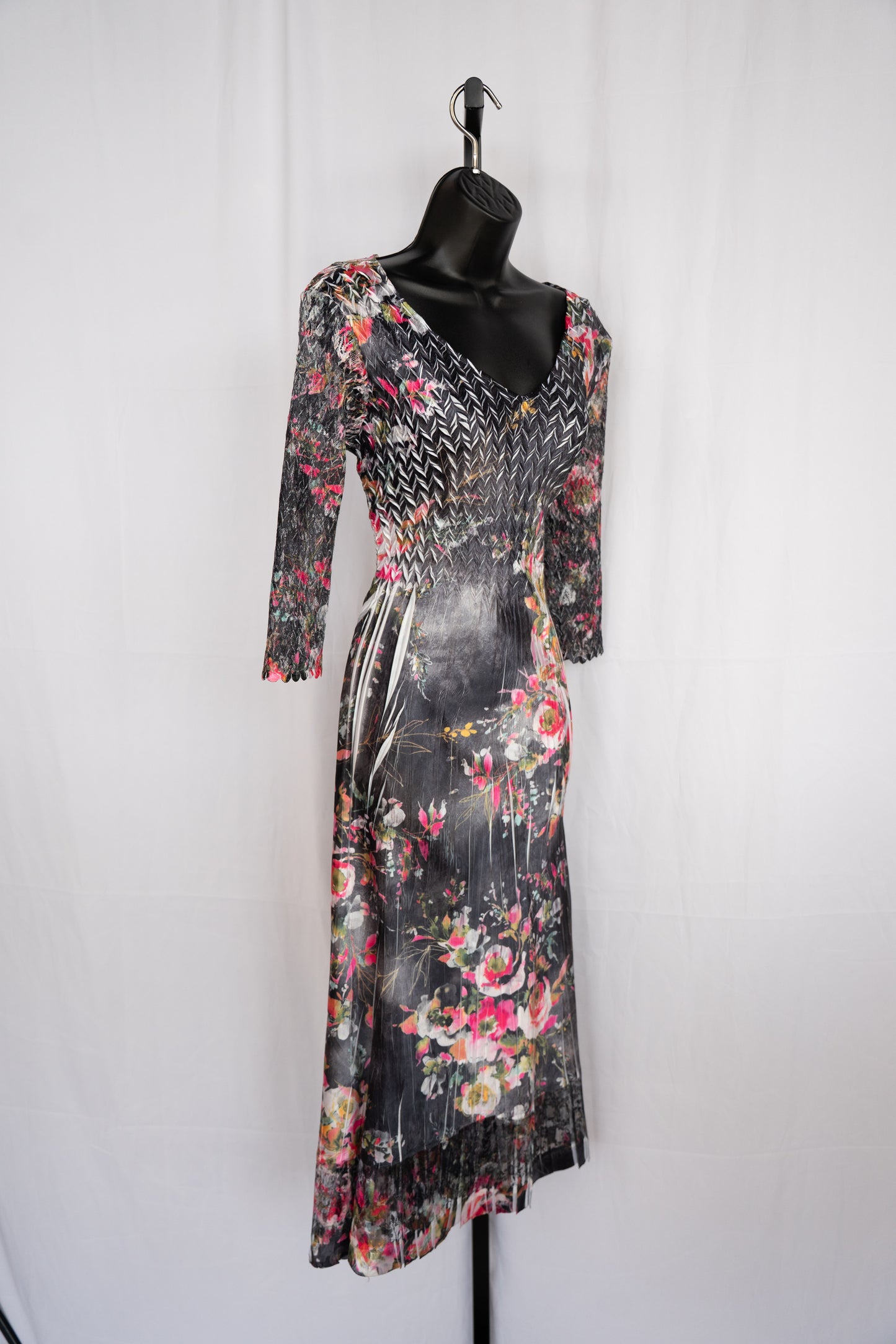 Komarov Black w Multicolor Floral 3/4 Sleeve Textured Full-Length Dress