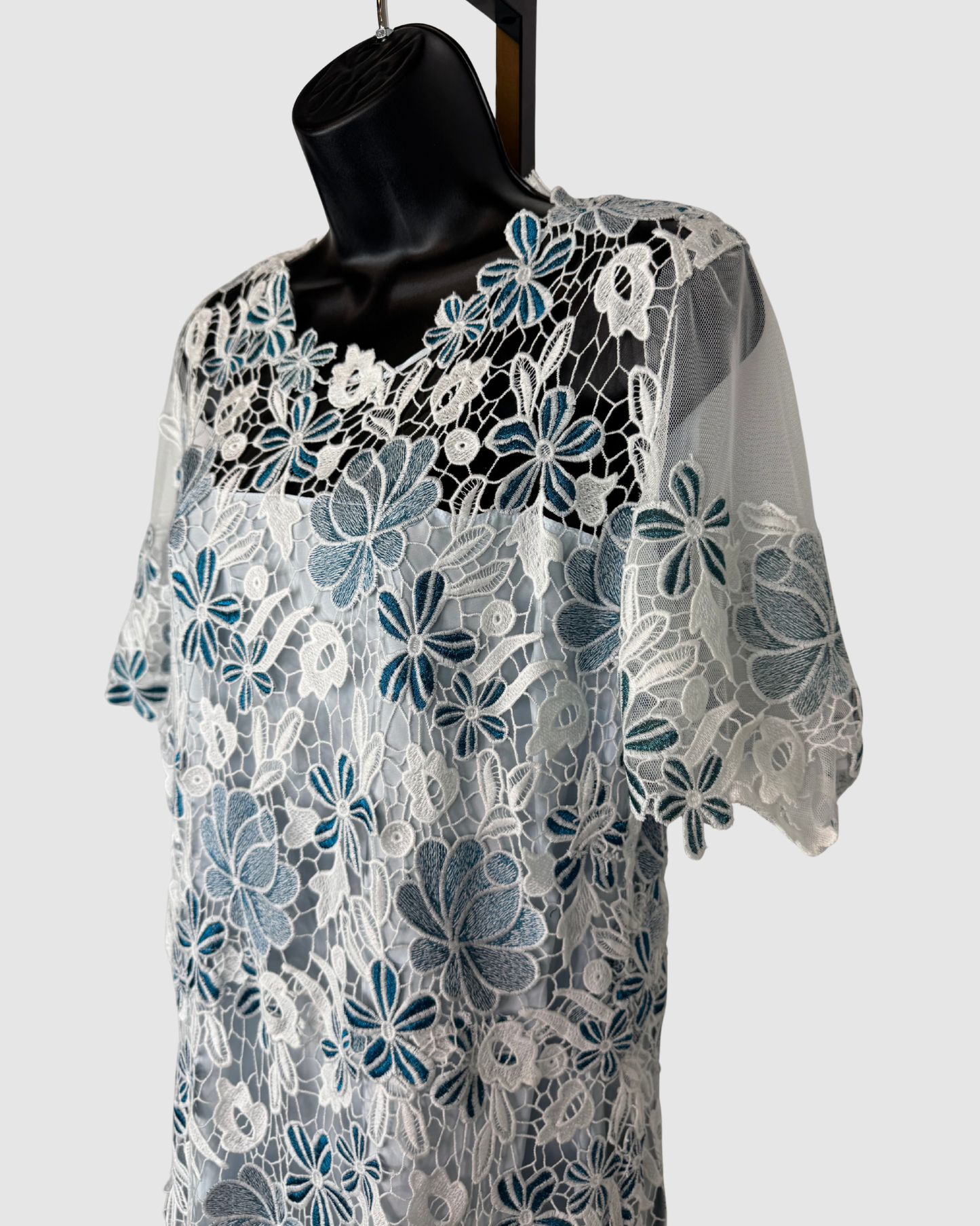 Elie Tahari White & Blue Lave Floral Short Sleeve Knee-Length Dress