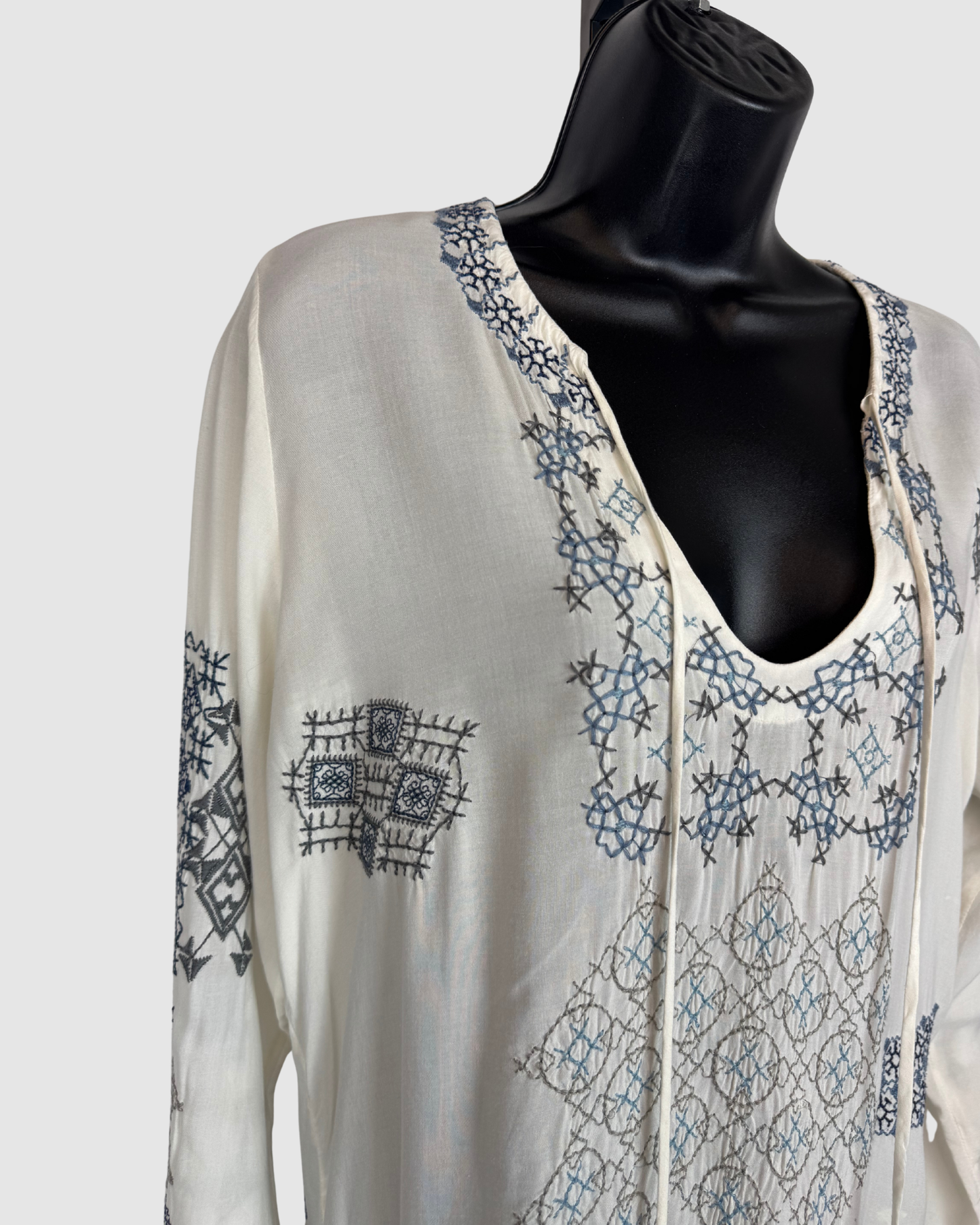 Biya White w Blue Embroidery V-Tie Neck Long Sleeve Knee-Length Dress