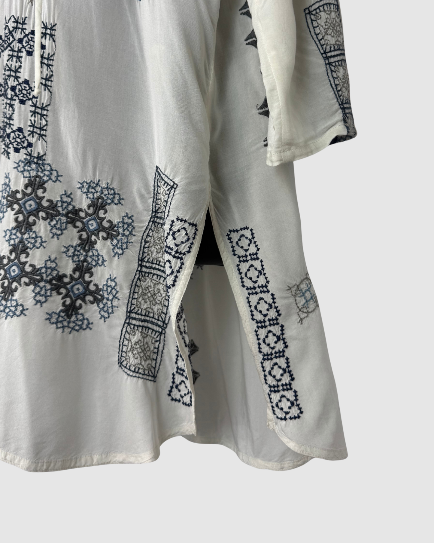 Biya White w Blue Embroidery V-Tie Neck Long Sleeve Knee-Length Dress