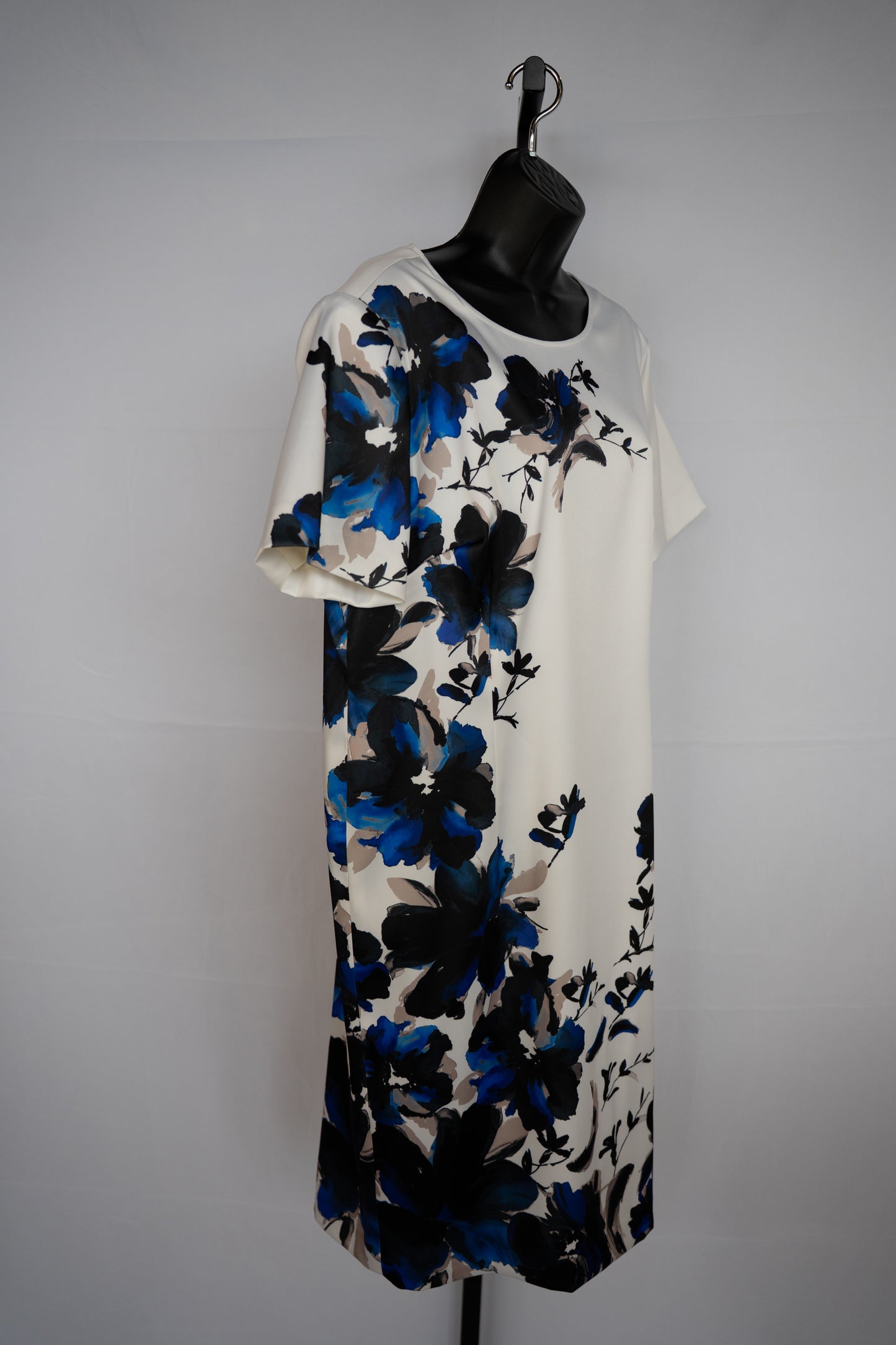 St. John White w/ Black & Blue Floral Print Short Sleeve Knee-Length Dress