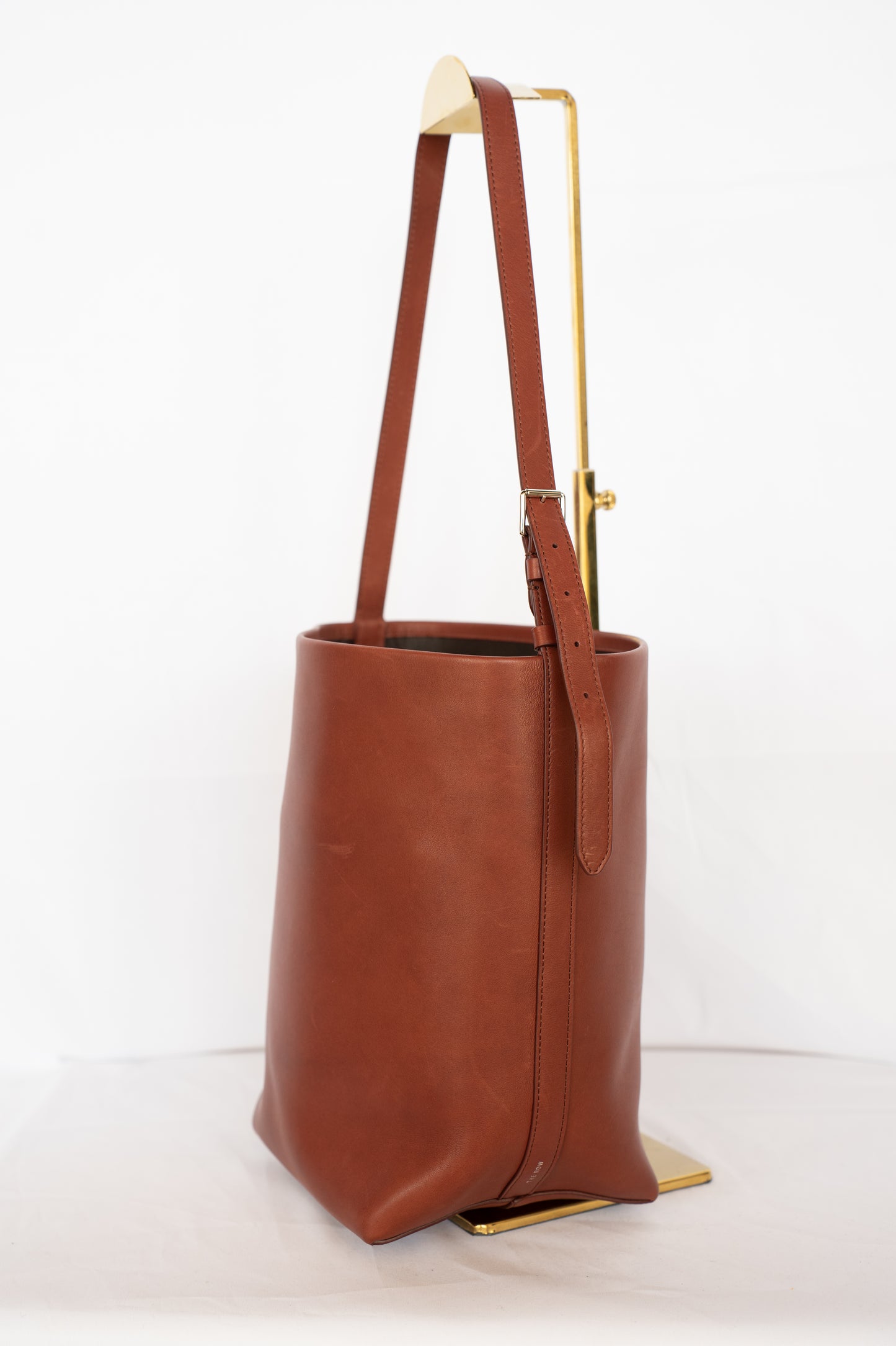DUSTBAG - The Row Leather Medium Park Tote in Cognac