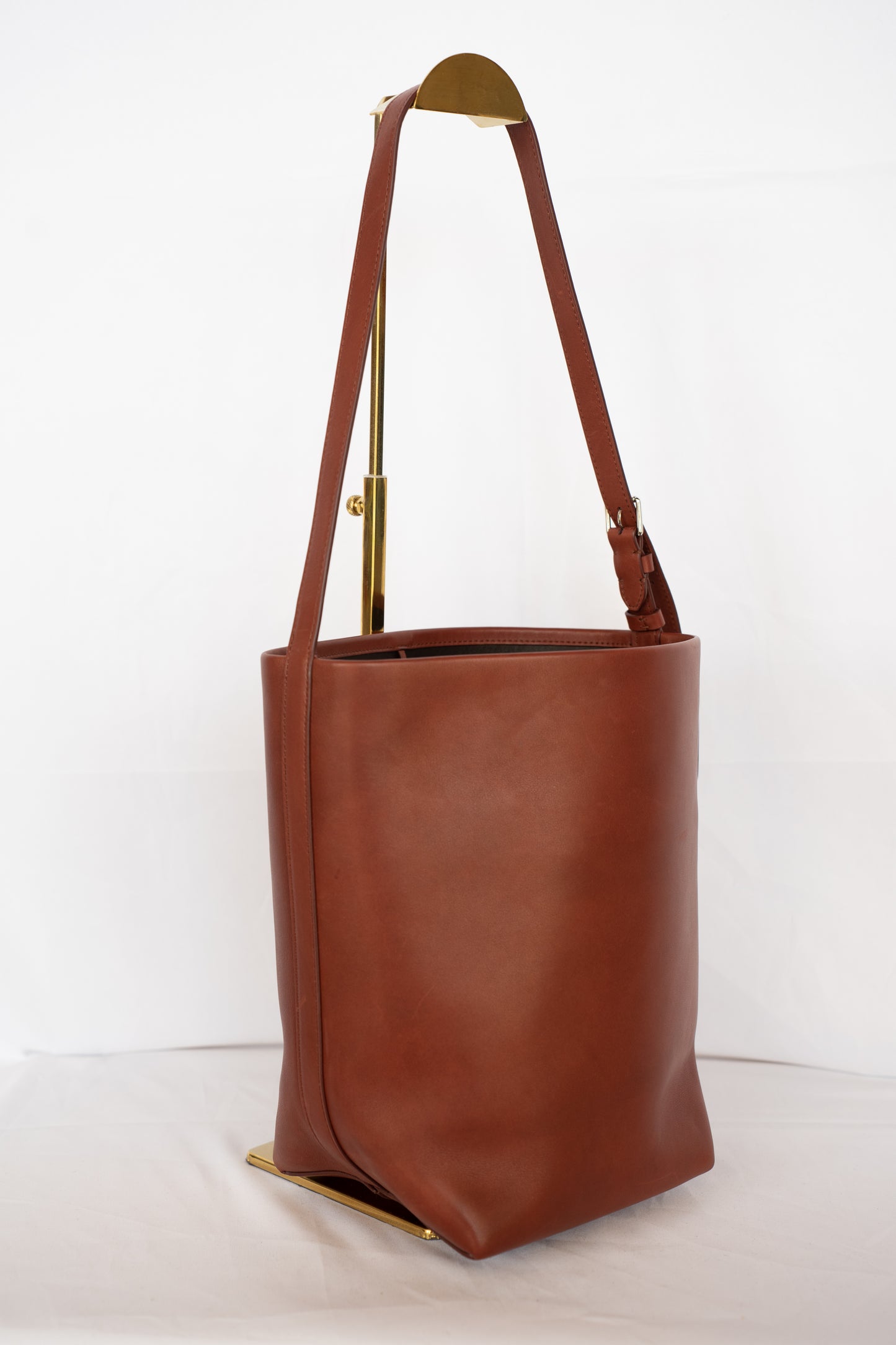 DUSTBAG - The Row Leather Medium Park Tote in Cognac