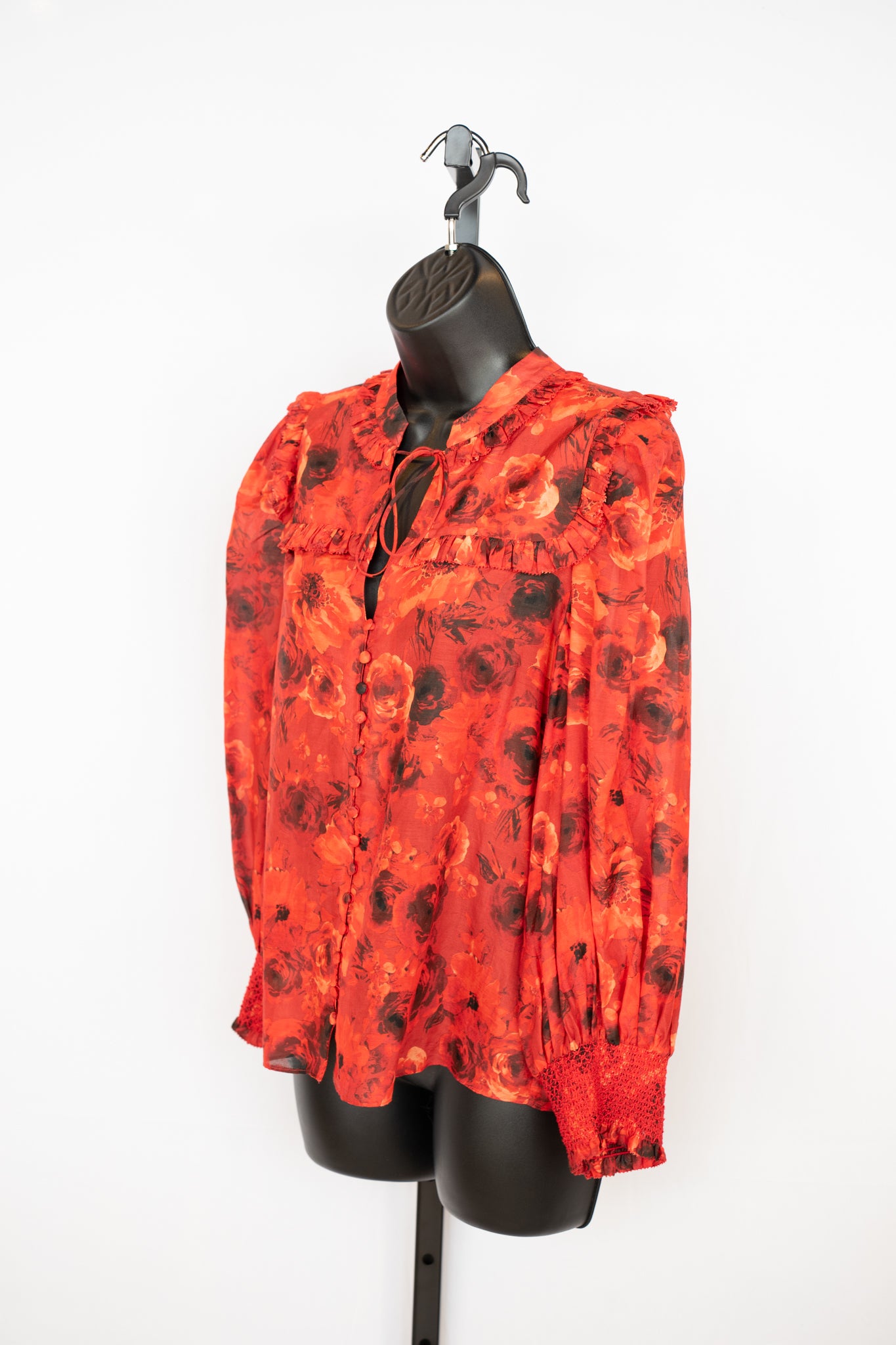 Alice + Olivia Red & Black Floral Button & Tie Neck Long Sleeve Blouse w Ruffle Detail