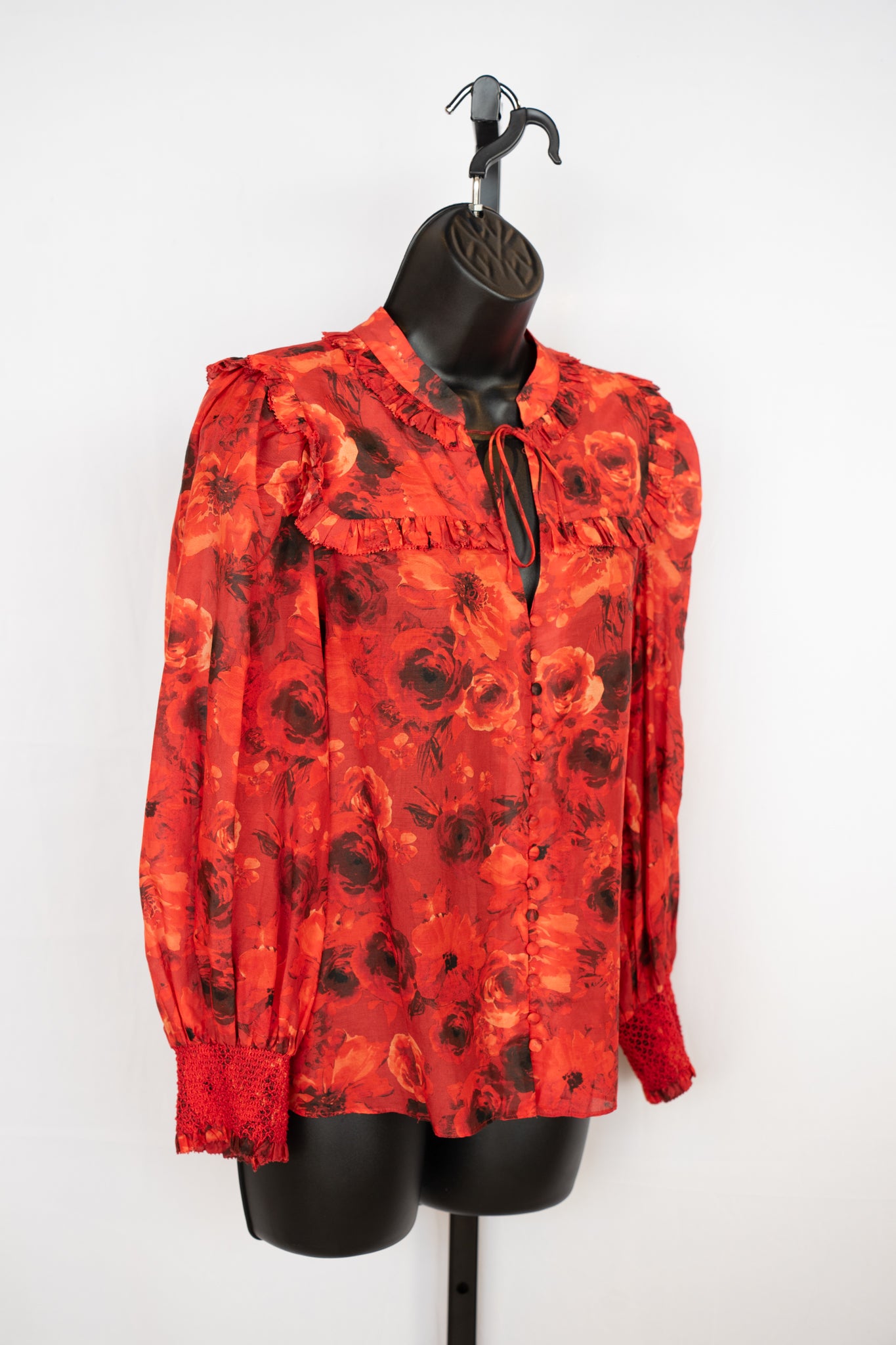 Alice + Olivia Red & Black Floral Button & Tie Neck Long Sleeve Blouse w Ruffle Detail