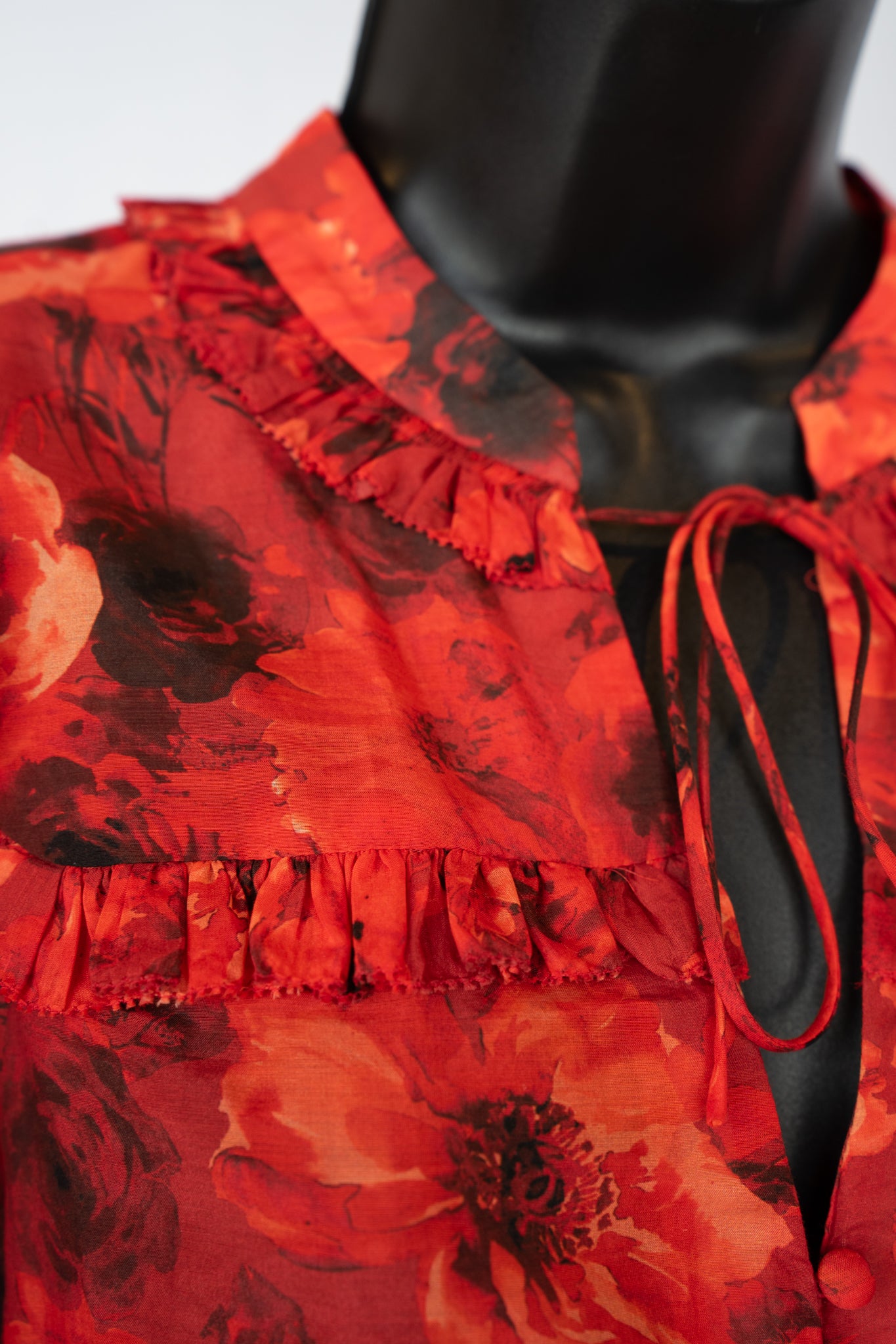 Alice + Olivia Red & Black Floral Button & Tie Neck Long Sleeve Blouse w Ruffle Detail
