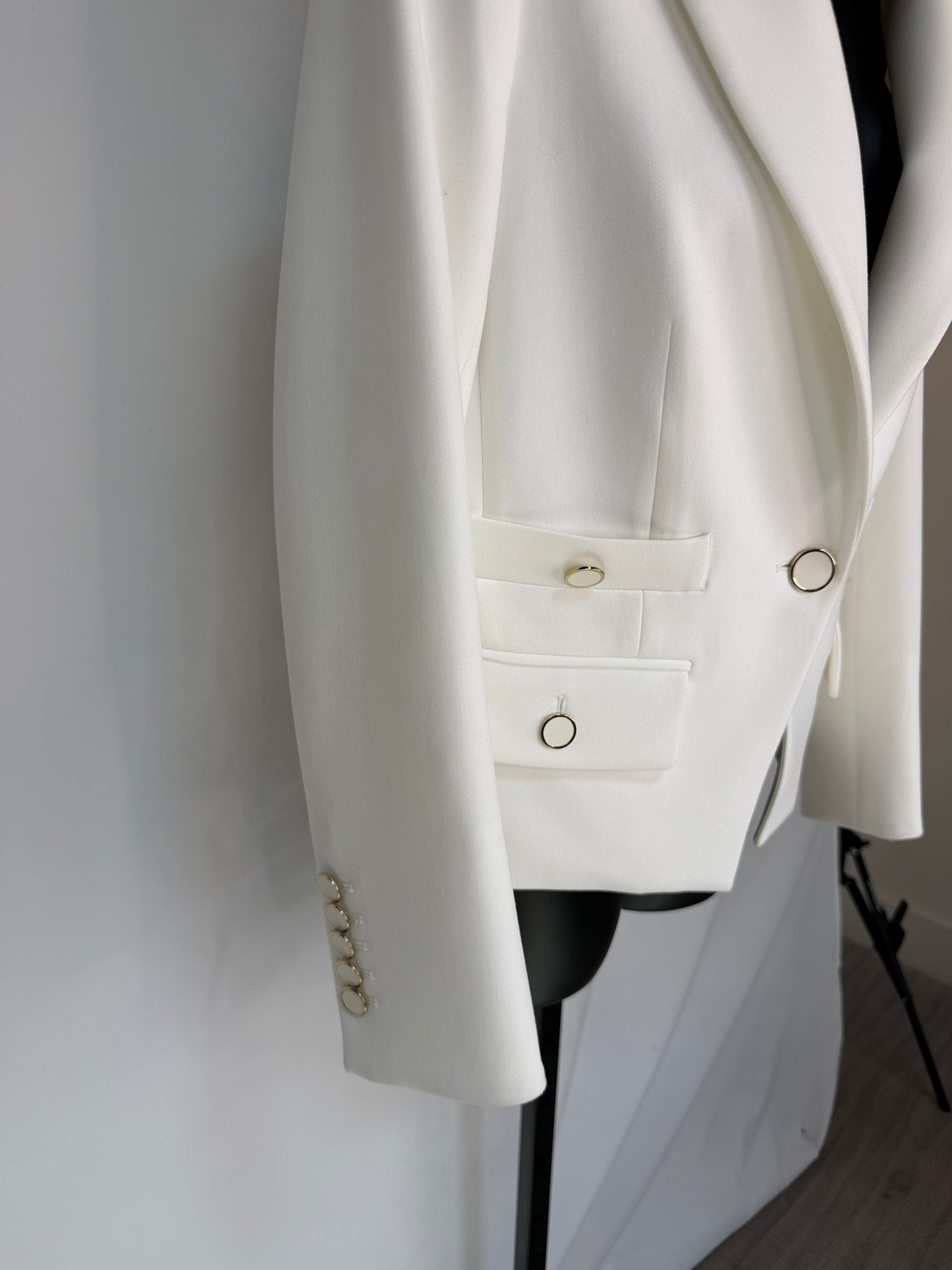 Veronica Beard White Single Button Blazer w 4 Button Detail