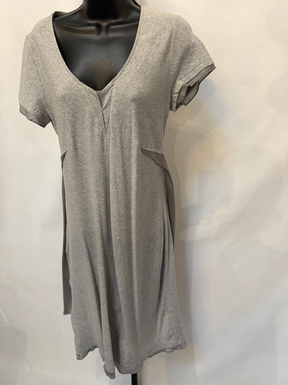 Brunello Cucinelli Grey Silk Trim Short Sleeve Knee-Length Dress w Tie Waist